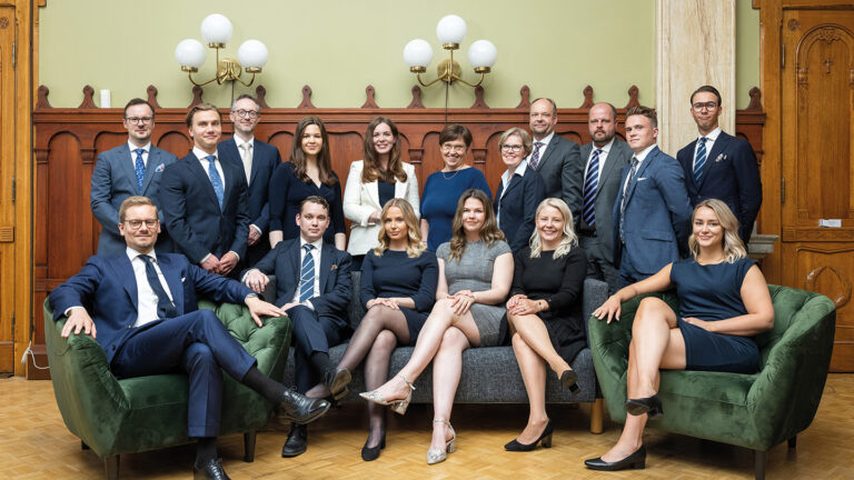 A group photo of Ålandsbanken's employees in the company's Vaasa office.