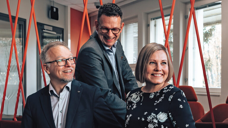 ELY Centre Ostrobothnia's Director General Timo Saari and Chief of Economic Development Terhi Mäkinen with Mika Palosaari, Director of TE Services Ostrobothnia.