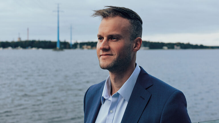 EPV Energy's Development Manager Niko Toppari. The sea, electricity poles and Vaskiluoto in the background.