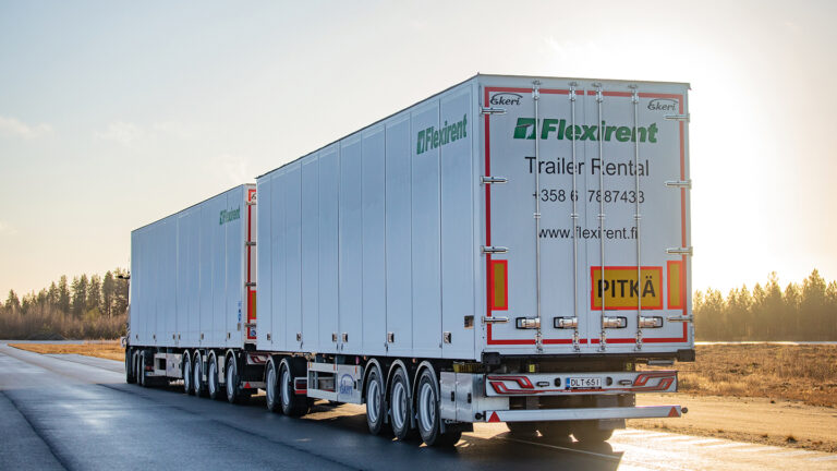 A truck that uses Ekeri’s side-opening combination pictured on the side of the road at sunrise.