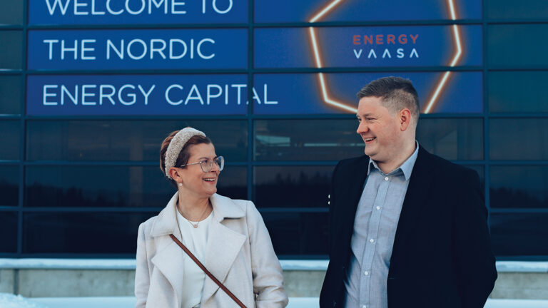 Merinova’s Program Director Sabina Storbacka and VASEK’s Communications and Brand Manager Kristoffer Jansson. Behind them is a sign on a building’s exterior wall that says: "Welcome to the Nordic energy capital".