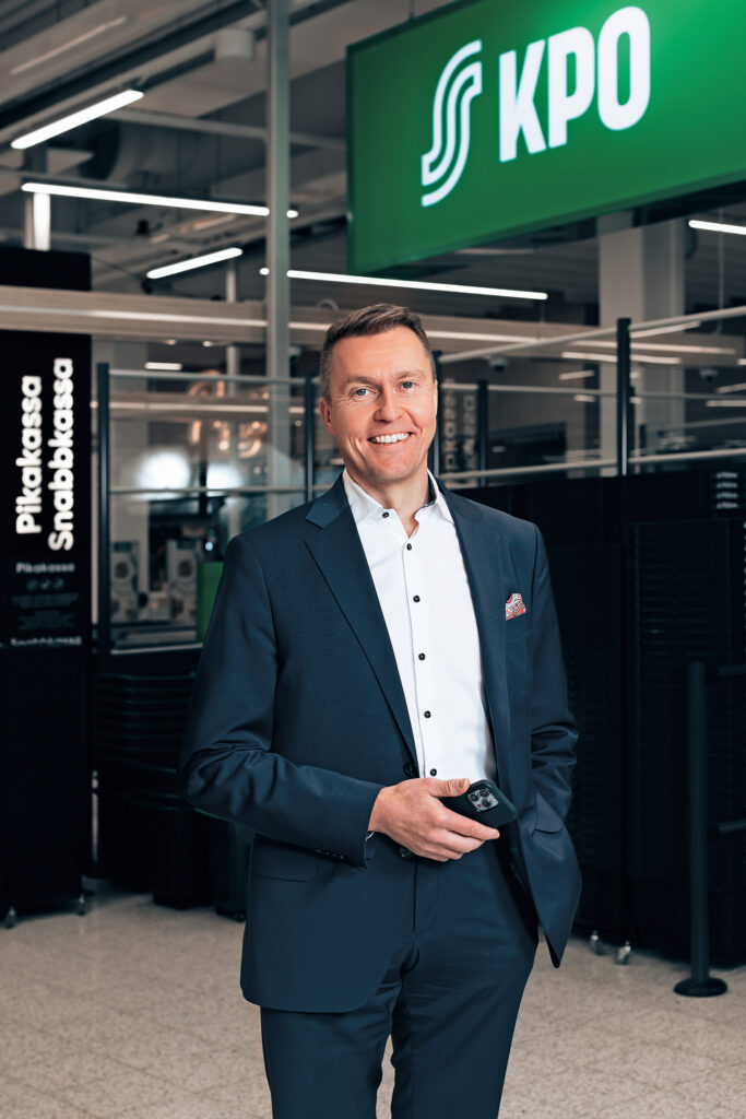 KPO's CEO Kim Biskop pictured in front of the checkout in Prisma Liisanlehto.