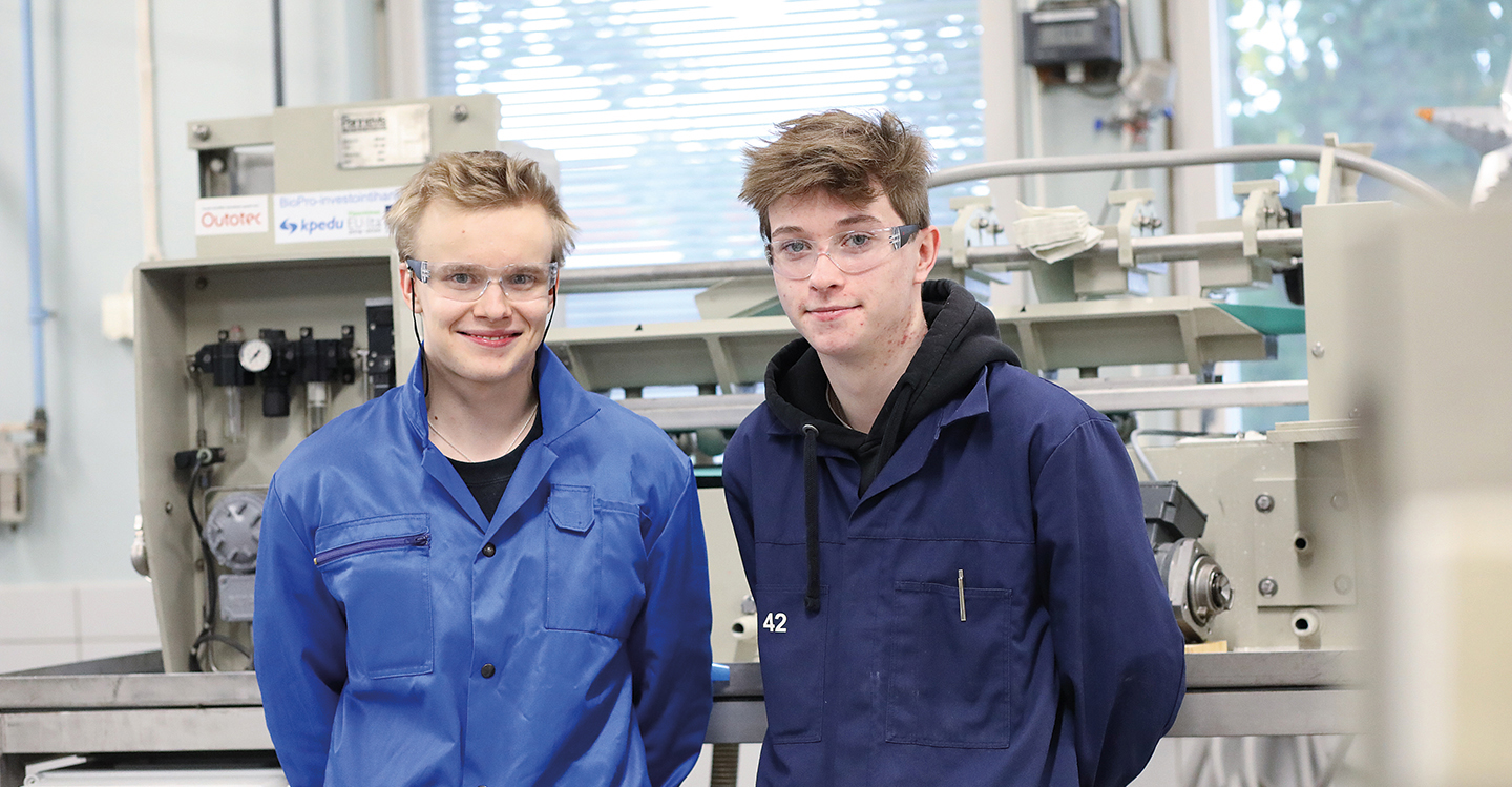 Process operator students Jere Puikko and Jesse Peltola in a laboratory with safety equipment on.