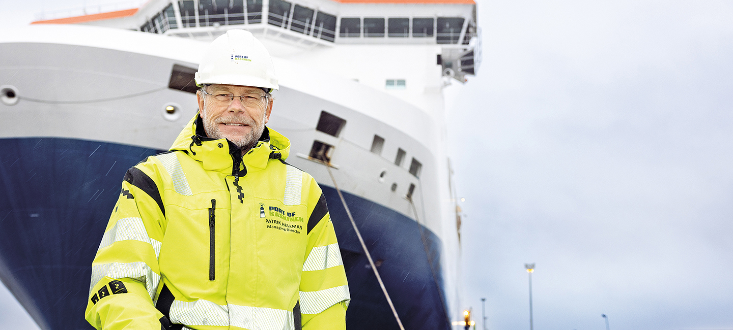 Port of Kaskinen's CEO Patrik Hellman standing in front of a ship in the port.