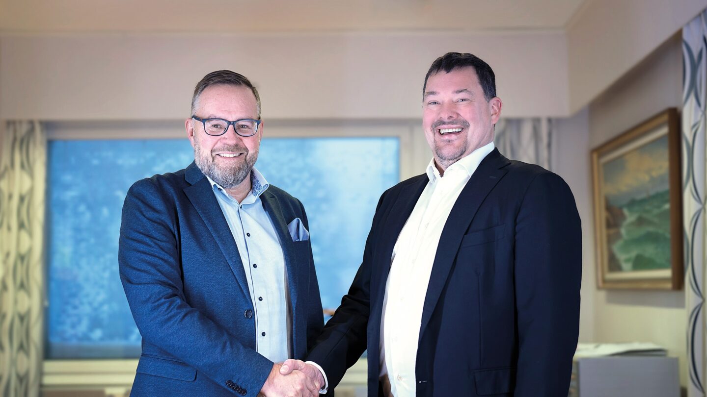 Lars-Erik Schöring and Keimo Kalliosaari shaking hands.