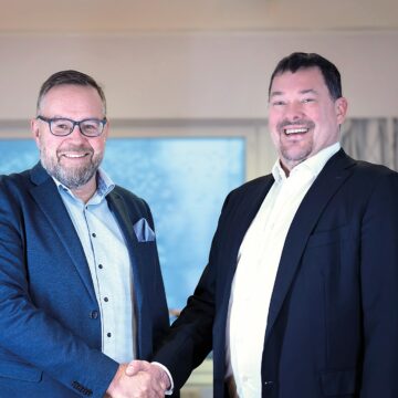 Lars-Erik Schöring and Keimo Kalliosaari shaking hands.
