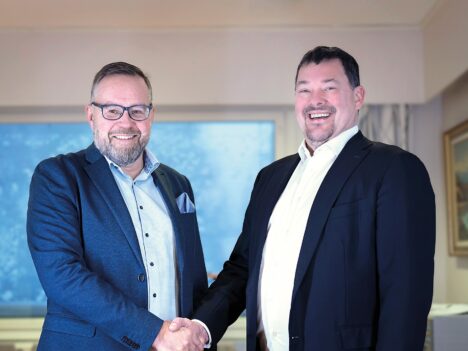Lars-Erik Schöring and Keimo Kalliosaari shaking hands.